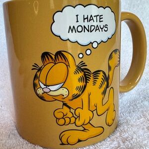 Garfield 'I Hate Mondays' Yellow Mug